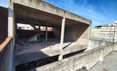 Lote 9x22 de fondo con 3 losas a terminar.