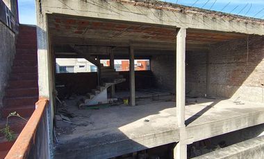 Lote 9x22 de fondo con 3 losas a terminar.