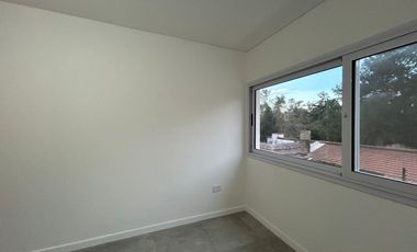 ALQUILER DUPLEX 4 AMB. JARDÍN Y COCHERA P. LELOIR