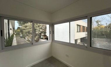 ALQUILER DUPLEX 4 AMB. JARDÍN Y COCHERA P. LELOIR
