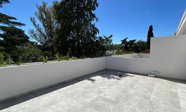 ALQUILER DUPLEX 4 AMB. JARDÍN Y COCHERA P. LELOIR