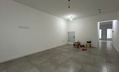 ALQUILER DUPLEX 4 AMB. JARDÍN Y COCHERA P. LELOIR