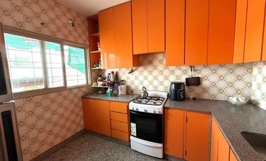 Casa en Venta 6 ambientes en Morón con Taller