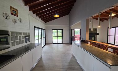 CASA QUINTA VENTA BARRIO QUINTAS DE GORINA