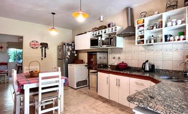VENTA CASA 4 AMB. PILETA B. CERRADO BELLA VISTA