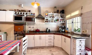 VENTA CASA 4 AMB. PILETA B. CERRADO BELLA VISTA