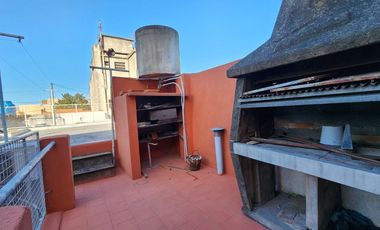 Casa 4 amb en venta c/cochera y patio apto crédito