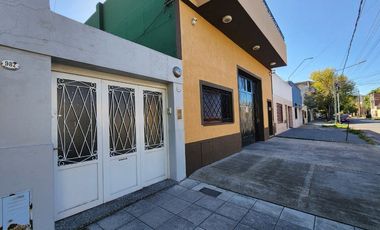 Casa 4 amb en venta c/cochera y patio apto crédito