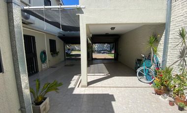 VENTA IMPORTANTE CHALET 5 AMBIENTES, BANFIELD R