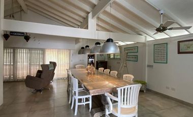 VENTA IMPORTANTE CHALET 5 AMBIENTES, BANFIELD R