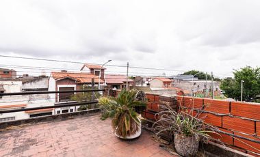 Venta Casa p/ 2 familias c/ patio, coch y terraza