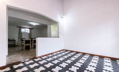 Venta Casa p/ 2 familias c/ patio, coch y terraza