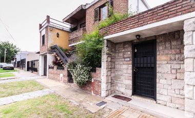 Venta Casa p/ 2 familias c/ patio, coch y terraza