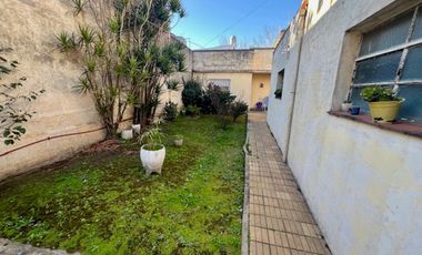 VENTA DE CASA EN LOTE PROPIO, JARDIN, COCHERA