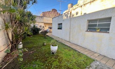 VENTA DE CASA EN LOTE PROPIO, JARDIN, COCHERA