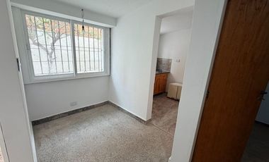 SE ALQUILA PH 2 AMB CON PATIO- A ESTRENAR-CASEROS