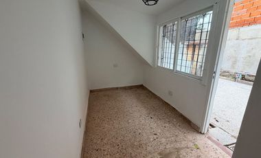 SE ALQUILA PH 2 AMB CON PATIO- A ESTRENAR-CASEROS