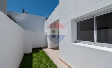 Casa al frente de 2 dormitorios en venta