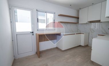 Casa al frente de 2 dormitorios en venta