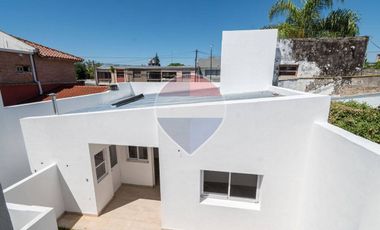 Casa al frente de 2 dormitorios en venta