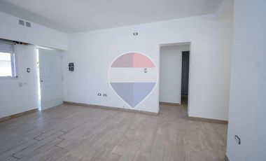 Casa al frente de 2 dormitorios en venta