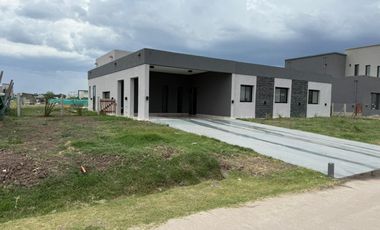 QUINTA VENTA 5 AMBIENTE CON PILETA A ESTRENAR
