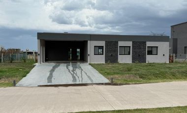 QUINTA VENTA 5 AMBIENTE CON PILETA A ESTRENAR