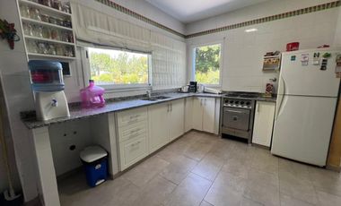 CASA QUINTA EN VENTA CON PARQUE Y PILETA