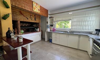 CASA QUINTA EN VENTA CON PARQUE Y PILETA