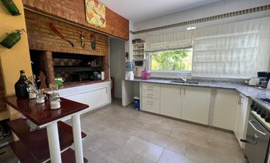CASA QUINTA EN VENTA CON PARQUE Y PILETA