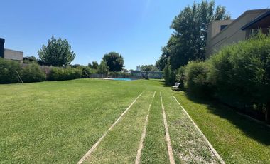 CASA QUINTA EN VENTA CON PARQUE Y PILETA