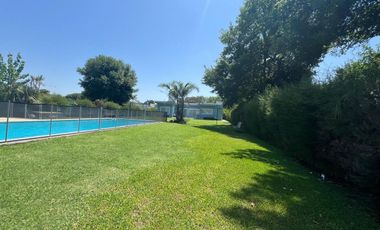 CASA QUINTA EN VENTA CON PARQUE Y PILETA