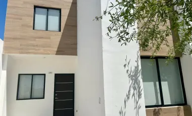 Casa en Venta con Habitación en Planta Baja en Zona Viñedos, Torreón