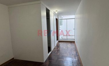 Vendo Departamento 111 M2 En 2Do Piso Frente A Parque En Surco