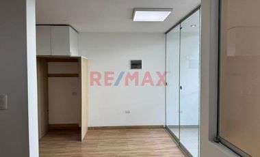 Vendo Departamento 111 M2 En 2Do Piso Frente A Parque En Surco