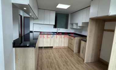 Vendo Departamento 111 M2 En 2Do Piso Frente A Parque En Surco