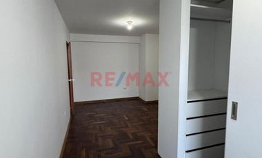 Vendo Departamento 111 M2 En 2Do Piso Frente A Parque En Surco