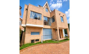 ARRIENDO CASA UNIFAMILIAR EN CHIA DE TRES NIVELES