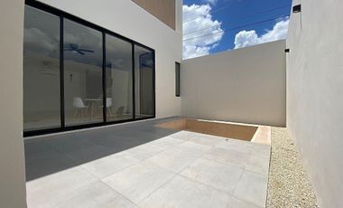 CASA EN RENTA SIN MUEBLES EN TEMOZÓN NORTE -CUARTO DE SERVICIO Y DIPPING POOL