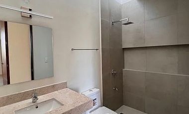 CASA EN RENTA SIN MUEBLES EN TEMOZÓN NORTE -CUARTO DE SERVICIO Y DIPPING POOL