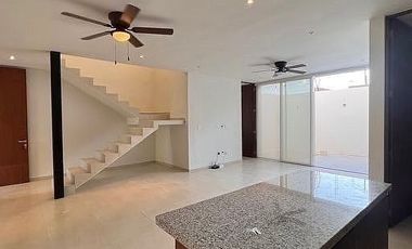CASA EN RENTA SIN MUEBLES EN TEMOZÓN NORTE -CUARTO DE SERVICIO Y DIPPING POOL