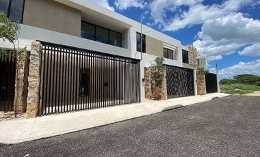 CASA EN RENTA SIN MUEBLES EN TEMOZÓN NORTE -CUARTO DE SERVICIO Y DIPPING POOL