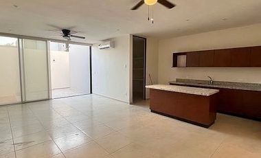 CASA EN RENTA SIN MUEBLES EN TEMOZÓN NORTE -CUARTO DE SERVICIO Y DIPPING POOL