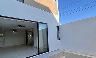 CASA EN RENTA SIN MUEBLES EN TEMOZÓN NORTE -CUARTO DE SERVICIO Y DIPPING POOL