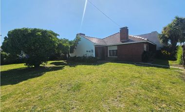 CHALET A 1 CUADRA DEL MAR SOBRE 2 LOTES
