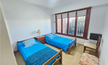 CHALET A 1 CUADRA DEL MAR SOBRE 2 LOTES