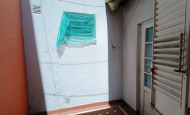 CASA AL FRENTE EN PH A LA VENTA S/URQUIZA