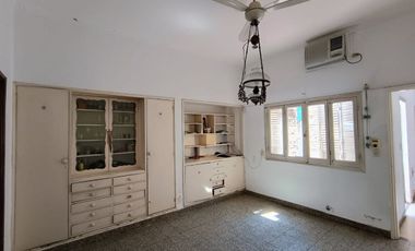 CASA AL FRENTE EN PH A LA VENTA S/URQUIZA