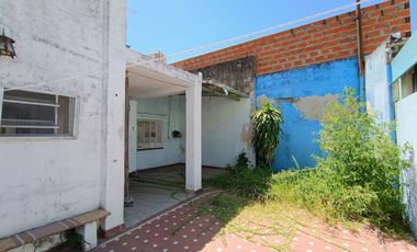 CASA AL FRENTE EN PH A LA VENTA S/URQUIZA