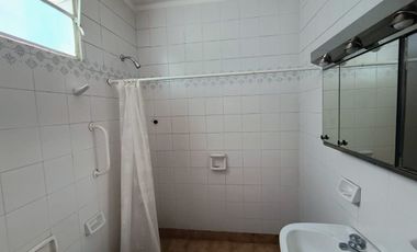 CASA AL FRENTE EN PH A LA VENTA S/URQUIZA